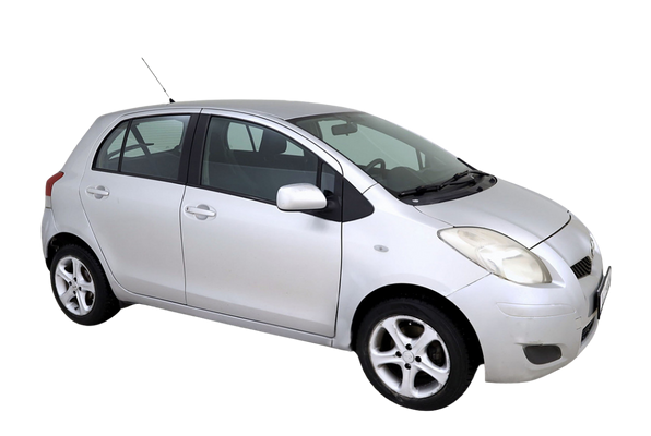 29 Toyota Yaris Linea Sol A-C 1.0 51 kW